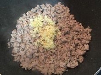 step5: 加入薑末與蒜末炒香；