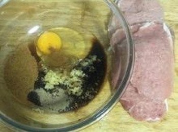 step1: 蒜去皮壓成泥，放入醃鍋中，加入所有調味料後混勻；豬里肌排先拍打變薄，