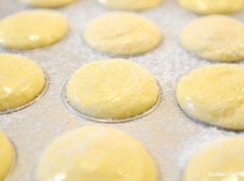 step4: 送入烤箱以前，均勻撒上糖粉。（撒上糖粉的用意是製造糖霜酥脆的口感）