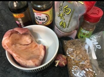 step1: 材料。
五花腩用咗一半。