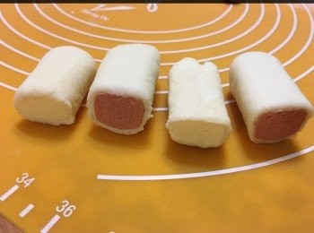 step8: 將包好的腸仔及芝士條，用刀在中間砌一半，用保鮮紙蓋住備用。