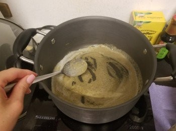 step3: 用一個乾淨嘅鑊，用細火， 放入兩湯匙青咖哩醬，再加入100m1椰汁慢慢煮溶， 在放下剩餘椰汁