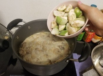 step5: 煮滾後再放茄子， 蓋上蓋子煮5分鐘