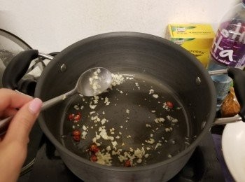 step2: 先落油，熱鑊後放蒜頭，辣椒輕爆香