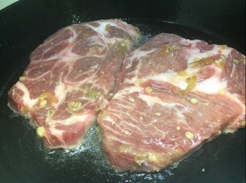 step3: 燒紅鑊，下油，中大火，豚肉扒抺去醃料(留用，加入料理酒2湯匙及柚子味噌1湯匙拌勻），下鑊每邊煎約1分鐘，熄火，等約2分鐘(此舉可讓餘温繼續加熱，令豚肉扒不會過熟)，盛起。