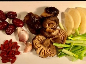 step2: 然後將火腿片、冬菇、紅棗，雲耳及薑一起放入已醃好了的雞塊。