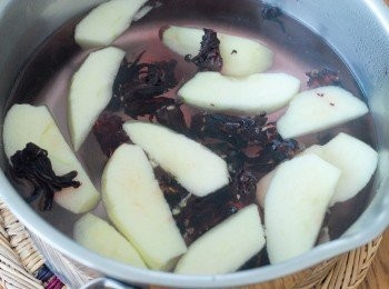 step2: 將蘋果去皮、去芯，切小塊，將蘋果和洛神花放入沸水內