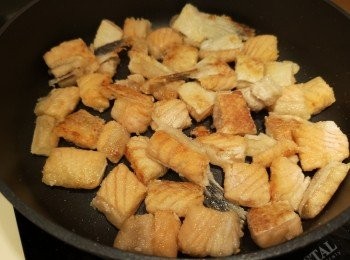 step2: 臨炸時先將三文魚撲粉，用半煎炸方法炸三文魚。