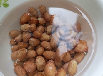 step1: 花生先用水浸一小時以上。