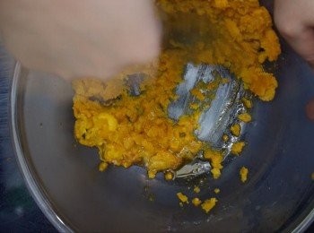 step3: 拿出來用叉壓碎備用
