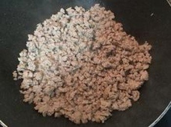 step4: 鍋燒熱後倒入適量的油，將絞肉炒至變色；