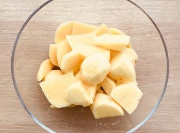 step2: 甘荀、蕃茄及薯仔洗淨塊，備用。
