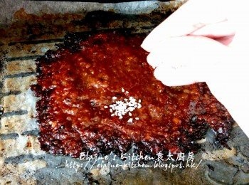 step17: 5分鐘後取出反轉再掃上蜜糖 , 放入焗爐再焗多5分鐘 , 取出灑上白芝麻 , 直至全部豬肉碎整成豬肉乾為止 , 再修邊切成一塊塊即可