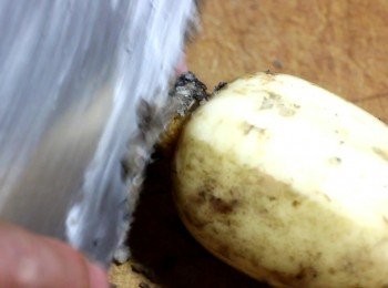 step3: 蓮藕清洗乾淨, 洗去沙土, 以刀刮去表皮。