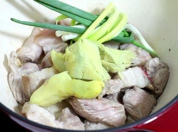 step6: 以少量的油, 中小火煸香五花肉, 整過過程會用到10-15分鐘。
過程中, 豬油煸出來後, 再放蔥結和薑塊, 慢慢煸香蔥和薑。
煸肉的同時, 開始調醬汁。