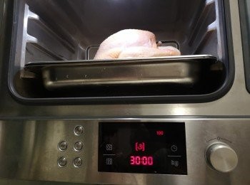 step3: 雞淨重1450克蒸30分鐘，如1200克左右可25分鐘 ，用100度水蒸30分鐘後，不要打開蒸爐門焗15分鐘。