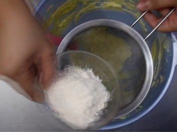 step13: 再加入吉士粉過篩過拌入，