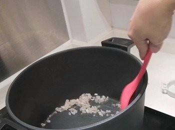 step6: 再加入老抽  、生抽和花生，之後加入熱水，水只需蓋過豬手，最後加入冰糖。蓋蓋炆一小時。（中途可開蓋攪拌一下。）