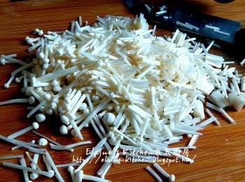 step2: 金菇切細段 , 用水沖一沖洗及瀝乾