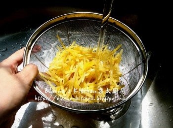 step10: 再將柚子皮盛起 , 用水沖一沖洗及瀝乾