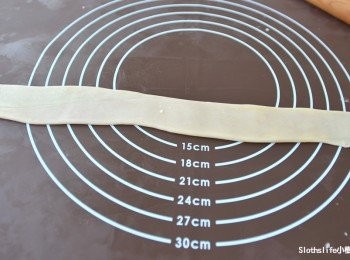 step8: 將搓長的麵體捍成扁平長條狀