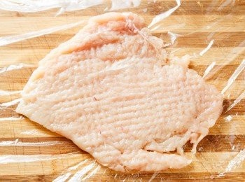 step1: 把<a href="https://bit.ly/3EZL8dD" target="_blank" data-keyword="雞胸" class="guide-link"><strong>雞胸</strong></a> <span style="display:inline-block;vertical-align:middle;margin-top:-3px;color:initial;border-radius:3px;padding:2px 3px;font-size:12px;line-height:14px;background:#87d300;color:#fff;">即買</span> 肉平鋪在保鮮膜上，並將<a href="https://bit.ly/3EZL8dD" target="_blank" data-keyword="雞胸" class="guide-link"><strong>雞胸</strong></a> <span style="display:inline-block;vertical-align:middle;margin-top:-3px;color:initial;border-radius:3px;padding:2px 3px;font-size:12px;line-height:14px;background:#87d300;color:#fff;">即買</span> 肉拍扁。