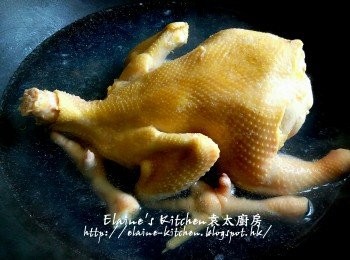 step5: 1小時後將雞放入熱水中用中火煮至兩面轉色