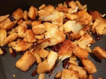 step4: 將三文魚回鑊，辣油下多少要隨自己喜歡，再落少許鹽、糖和美極炒勻即成。