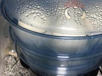 step20: 蒸好後不要馬上開蓋，小心的開一個縫隙讓蒸氣散出（約2-3分鐘），再開蓋取出，擺在網架上放涼；