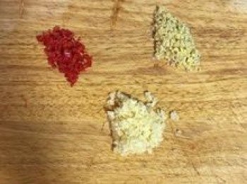 step2: 辣椒去籽切小丁；蒜頭去皮切末；薑去皮切末；