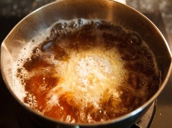 step6: 起油鍋，加熱至約180度後下鍋油炸60秒。