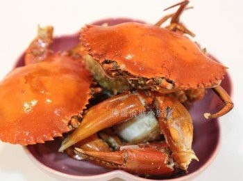 step1: 蒜蓉/乾蔥/洋蔥切粒備用
蟹沾上薄薄生粉
燒熱鑊，將蟹走油 (取起蟹備用)