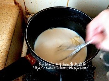 step2: 將餘下的150ml鮮奶放入煲內 , 加入花奶 , 砂糖及牛油拌勻