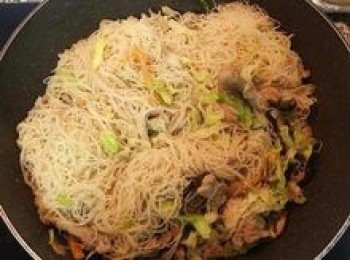 step10: 轉小火，並將炊粉略用冷水沖洗後，放入高湯中，接著把先放入的炊粉往上翻，讓沒有沾到高湯的炊粉拌到下面去；