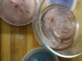 step2: 將塩漬櫻花用開水沖走浸泡花上的塩份備用，