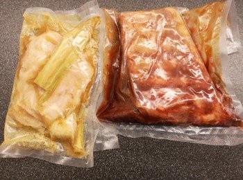 step3: 可一棒兩煮, 之後攞出香茅 、乾蔥和豬頸肉。