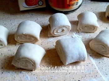 step7: 卷起再切一份份 , 每個鋪上牛油紙 , 放入煲蓋上蓋靜待45分鐘或發大至兩倍大