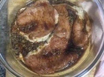 step2: 將豬里肌排放入醃料中，均勻沾上醬汁；