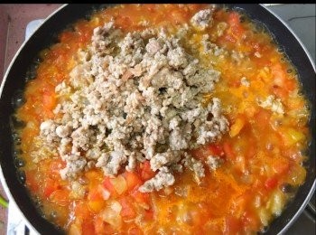 step3: ～燒熱鑊，落油將免冶豬肉爆香用碗盛起，待用。
～燒熱鑊，爆香洋蔥片刻加入蕃茄粒炒片刻加入適量生抽、糖及蕃茄汁再炒片刻（自行試味），最後加入已炒好的免冶豬肉慢火煮5-7分鐘即成。