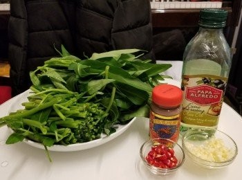 step1: 準備材料。
將蒜茸切碎，辣椒切粒， 通菜切成兩段