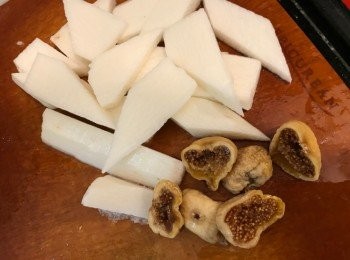 step3: 鮮淮山刨去皮，洗淨切條
茨實洗淨浸水半小時、百合洗淨，無花果切半