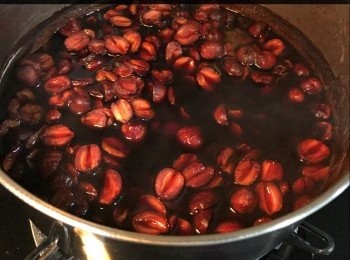 step1: 乾蓮子用水慢火煮20分鐘+一匙（梘水），過水去衣去芯，用水㓎過夜
第二天用800ml水煮蓮子1小時30分鐘