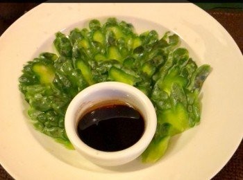 step2: 將醃好的苦瓜倒去苦瓜水，再用廚房紙吸乾苦瓜，然後將糖、醋攪勻後，進食時倒在在苦瓜上，便成可口的前菜。