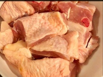 step1: 將雞塊放入<span class="group_2">醃料</span>攪勻後，醃約20分鐘。