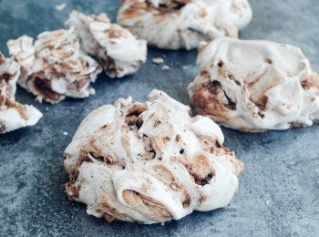 step4: 放入已預熱120度C焗爐，焗約1個小時30分鐘，或至表面和底部乾身，然後關上焗爐，讓蛋白霜放在裡面待一個小時，拿出來即成！