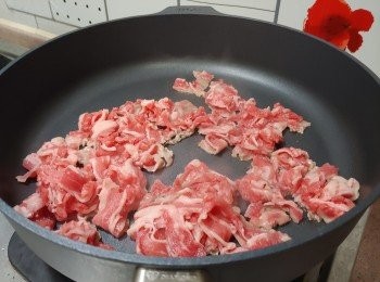 step2: 燒熱易潔鑊（不用下油），下肥牛片中火爆炒至半熟