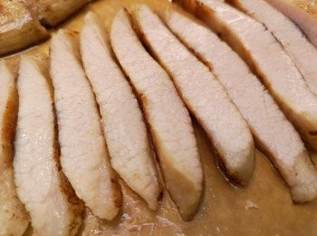 step5: 將豬頸肉切片即成。