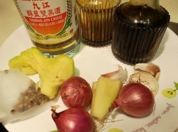 step3: 薑、乾蔥和蒜頭都拍扁，白胡椒粒入茶袋。