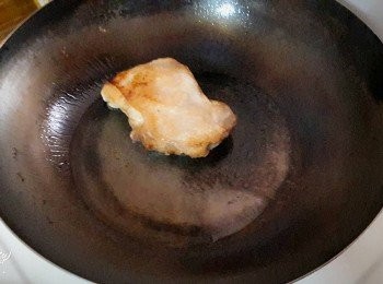 step1: 先把<a href="https://bit.ly/2ZxapeY" target="_blank" data-keyword="雞排" class="guide-link"><strong>雞排</strong></a> <span style="display:inline-block;vertical-align:middle;margin-top:-3px;color:initial;border-radius:3px;padding:2px 3px;font-size:12px;line-height:14px;background:#87d300;color:#fff;">即買</span> 煎香 ( 帶皮的那面先下鍋煎 )取出備用