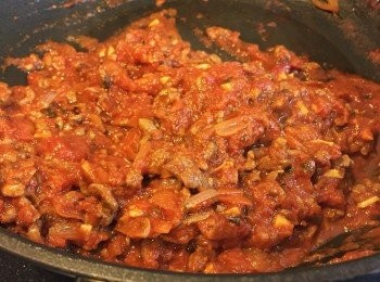 step6: 將黑醋加入番茄醬中拌勻。因罐裝蕃茄和黑醋都帶酸味，可按口味加少許糖調味